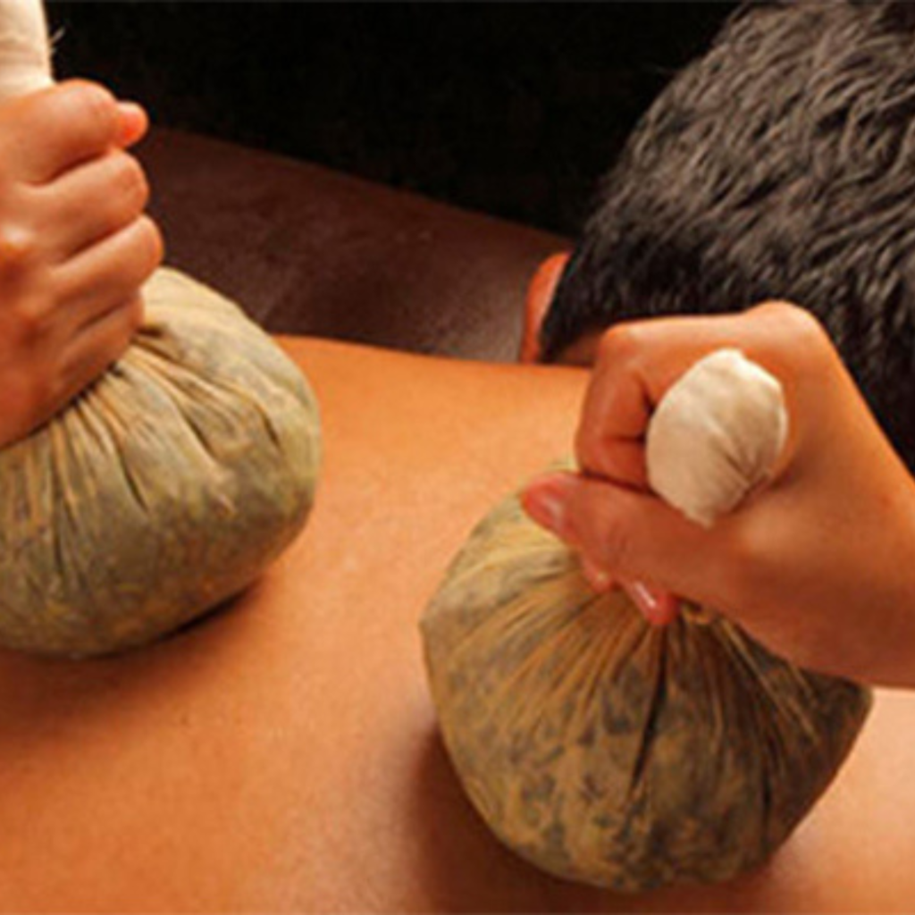 Patra Pinda Swadan (Ela kizhi)​ at Anupama Wellness-UK.jpg